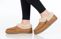Chestnut BILLY Cozy Slippers -Billy Shoes Store BK22446 250 studio standing 1 940x614 9a44a718 72ab 4d65 9d33 8421b1f07032