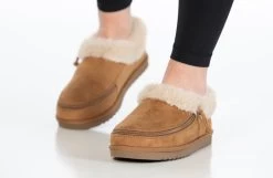 Chestnut BILLY Cozy Slippers -Billy Shoes Store BK22446 250 studio standing 2 940x614 19751d46 da96 4906 9ef1 d7e60eea1d84