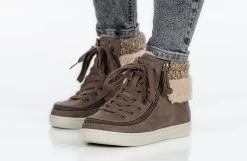 Women's Tobacco BILLY Cuffs -Billy Shoes Store BW22341 220 studio standing 2 940x614 1c5e6c4c dc86 4c2c b5f0 04ae2fc739c3